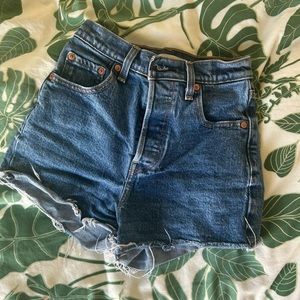 Levis ribcage shorts